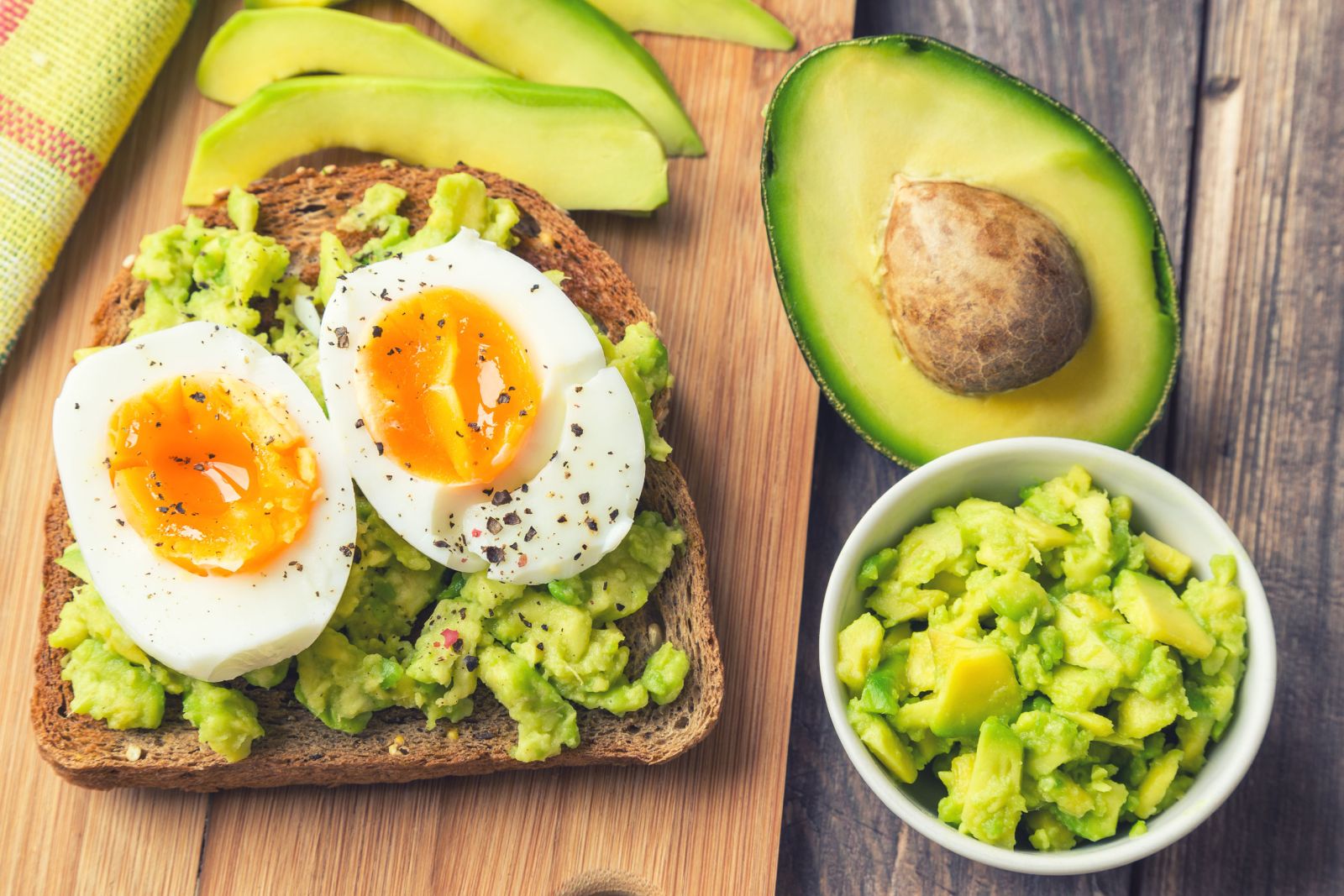 Chất béo trong quả bơ cùng protein trong trứng tạo ra món ăn ít calo Chất béo trong quả bơ cùng protein trong trứng tạo ra món ăn ít calo
